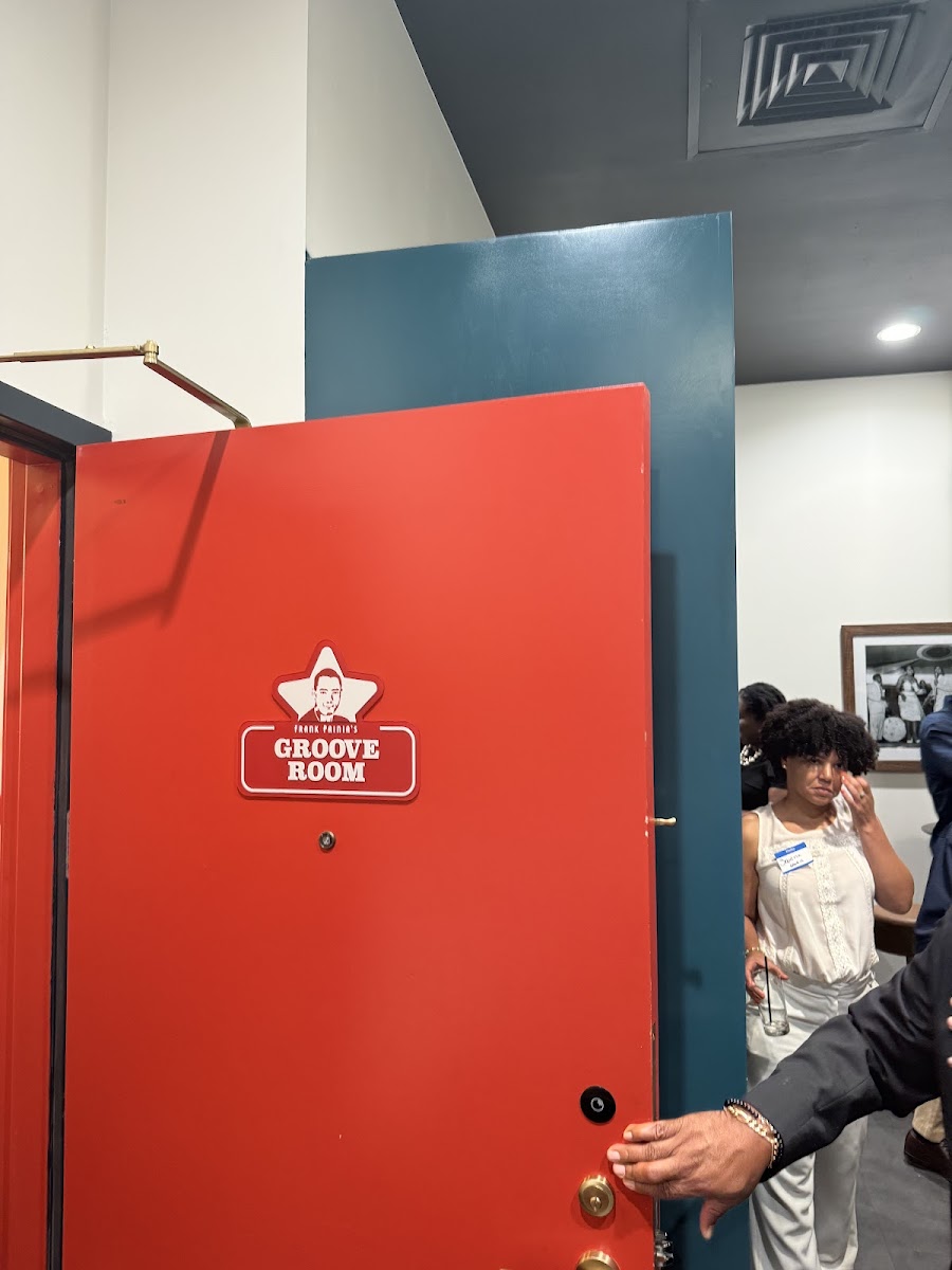 Dew Drop Inn Hotel & Lounge