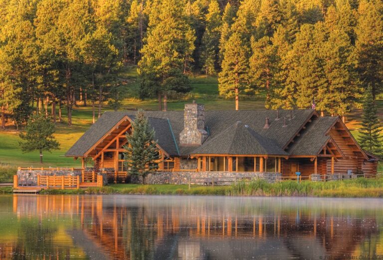 This Lakeside Log Lodge in Colorado Is the Coziest Mountain Escape We’ve Ever Seen