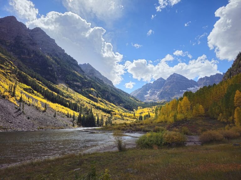 This Colorado Lake Reflects a View So Perfect It Feels Like Stepping Into a Painting